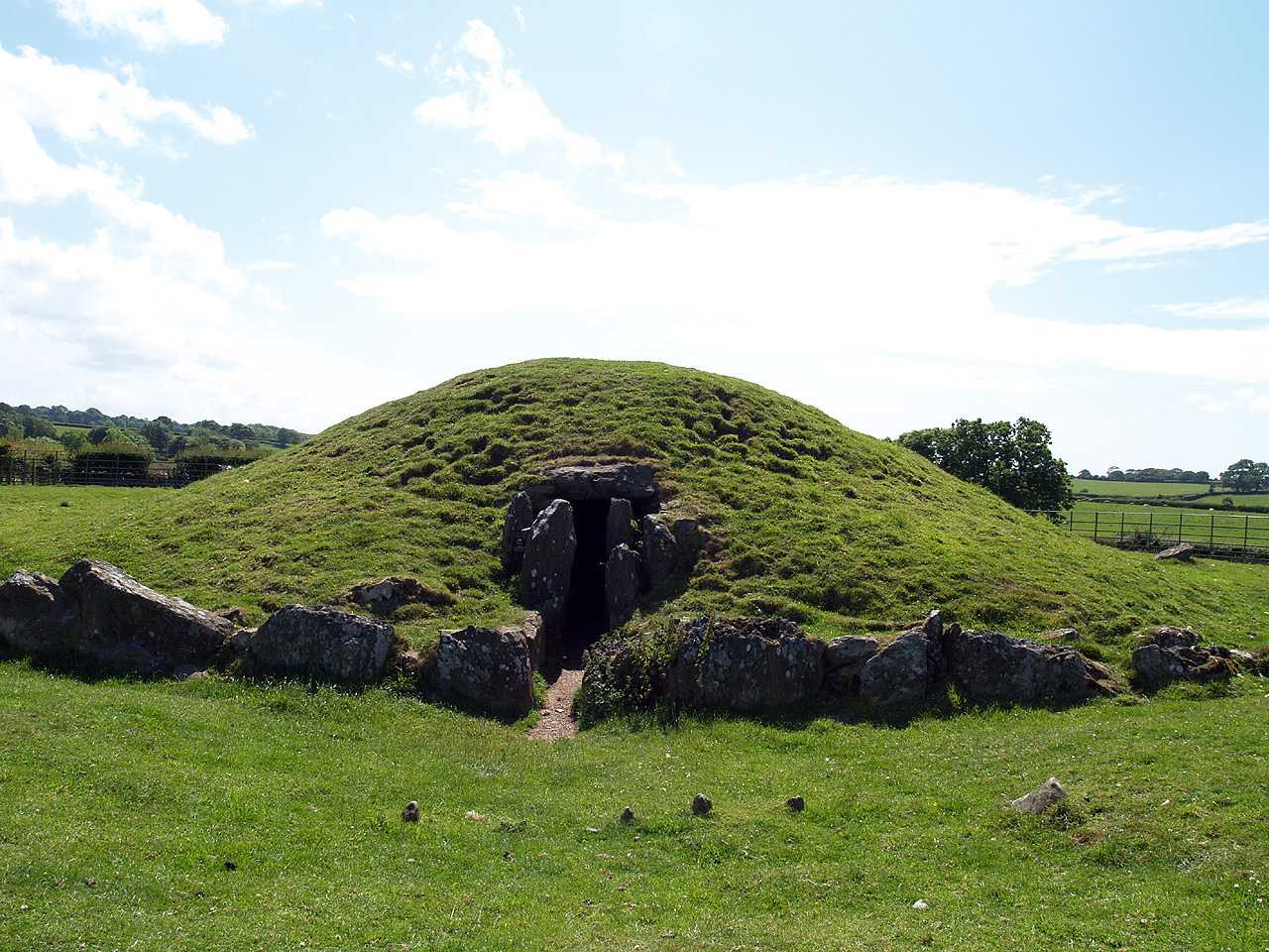 Anglesey, Llanddaniel, Bryn Celli Ddu, General view of the front